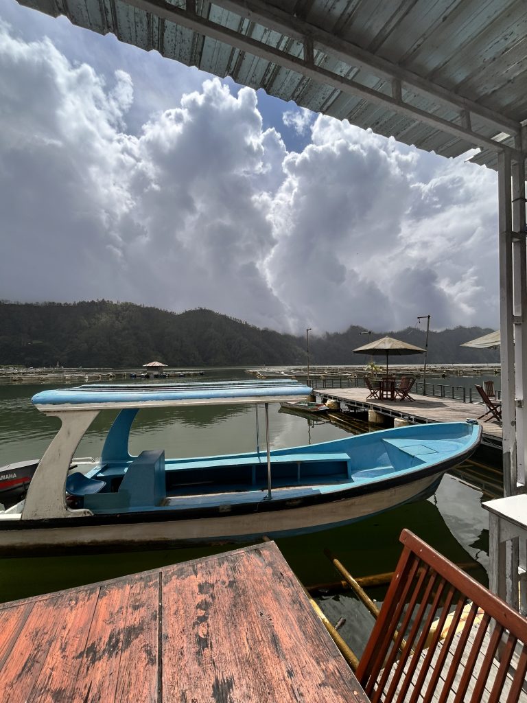 Boote am Ufer des Batur-Sees